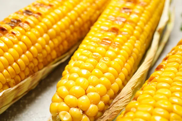 Delicious Grilled Corn Cobs Light Table Closeup — Stock Photo, Image