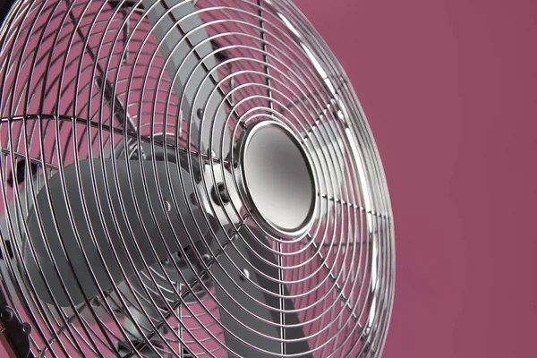 Moderner Elektrischer Ventilator Auf Rosa Hintergrund Nahaufnahme — Stockfoto