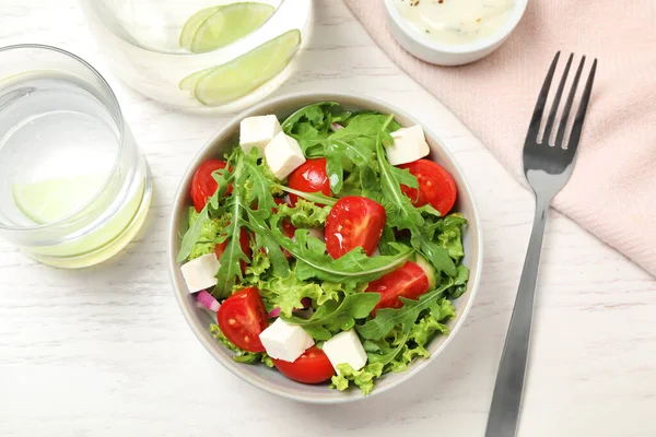 Köstlicher Salat Mit Rucola Und Gemüse Auf Weißem Tisch Flach — Stockfoto