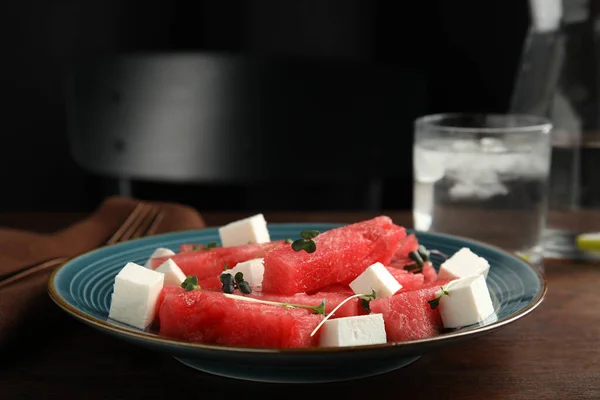 Salada Deliciosa Com Melancia Queijo Mesa Madeira Close — Fotografia de Stock