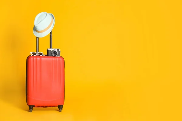 Valigia Viaggio Con Cappello Macchina Fotografica Occhiali Sole Sfondo Giallo — Foto Stock