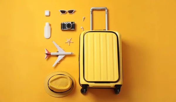 Composición Plana Con Maleta Accesorios Viaje Sobre Fondo Amarillo Vacaciones —  Fotos de Stock