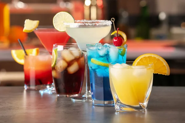 Verschiedene Leckere Cocktails Auf Grauem Tisch Der Bar — Stockfoto