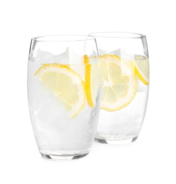 Limon dilimli soda ve beyaz zemin üzerinde buz.