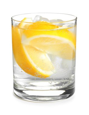 Limon dilimli soda ve beyaz üzerine izole edilmiş buz küpleri.