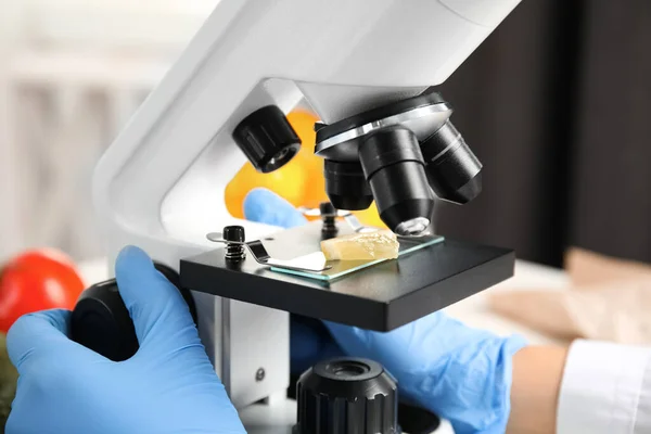 Wetenschapper Inspecteert Schijfje Citroen Met Microscoop Laboratorium Close Vergiftigingsdetectie — Stockfoto