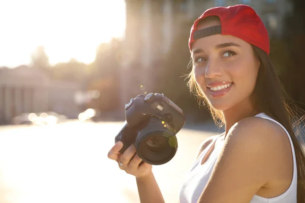 Joven Fotógrafo Con Cámara Profesional Aire Libre Espacio Para Texto — Foto de Stock