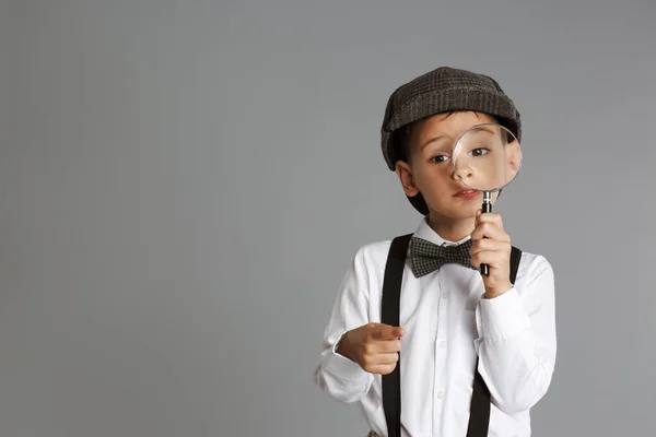 Kleine Jongen Met Vergrootglas Speelse Detective Grijze Achtergrond Ruimte Voor — Stockfoto