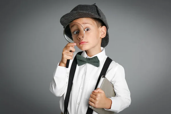 Niño Pequeño Con Lupa Jugando Detective Sobre Fondo Gris —  Fotos de Stock