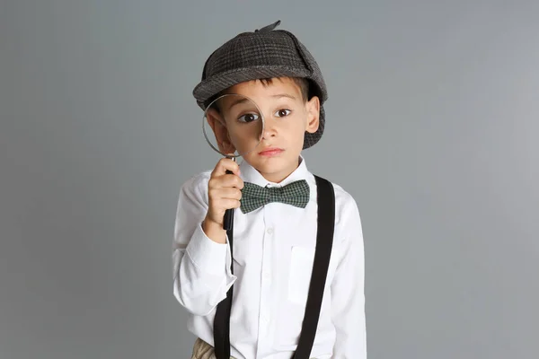 Kleine Jongen Met Vergrootglas Spelen Detective Grijze Achtergrond — Stockfoto