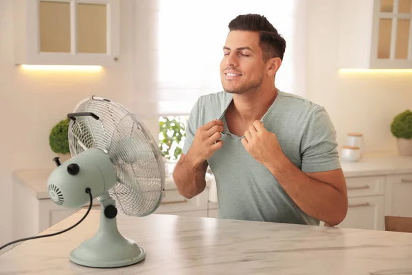 Hombre Disfrutando Del Flujo Aire Ventilador Mesa Cocina Calor Verano — Foto de Stock