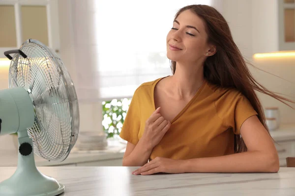 Mulher Desfrutando Fluxo Ventilador Mesa Cozinha Calor Verão — Fotografia de Stock