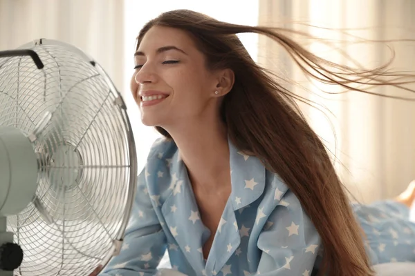 Vrouw Geniet Van Luchtstroom Van Ventilator Bed Kamer Zomer Warmte — Stockfoto