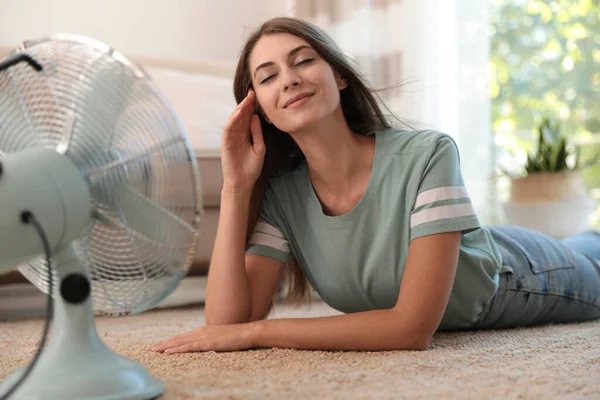 Vrouw Geniet Van Luchtstroom Van Ventilator Vloer Woonkamer Zomer Warmte — Stockfoto