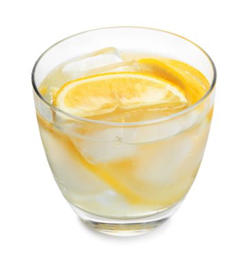 Limon dilimli soda ve beyaz üzerine izole edilmiş buz küpleri.