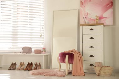 Modern soyunma odasının iç kısmında büyük bir ayna.