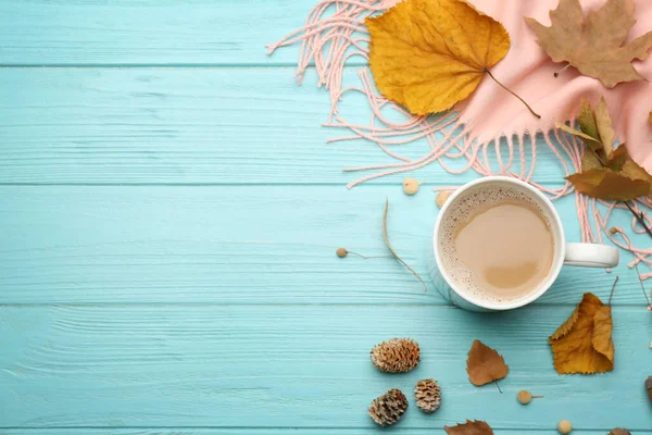 Platte Lay Compositie Met Kopje Warme Drank Herfstbladeren Lichtblauwe Houten — Stockfoto