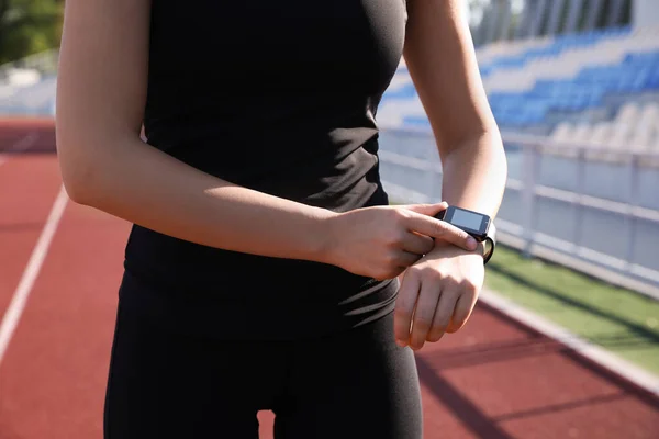 Kobieta Sprawdzająca Fitness Tracker Treningu Stadionie Zbliżenie — Zdjęcie stockowe