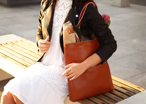 Frau Mit Ledertasche Auf Bank Sitzend Nahaufnahme — Stockfoto