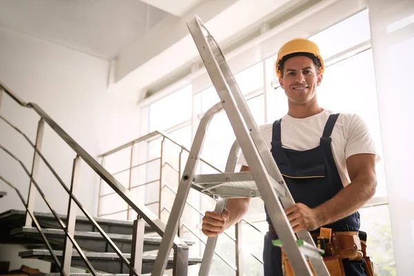 Constructor Profesional Con Escalera Metal Escaleras — Foto de Stock