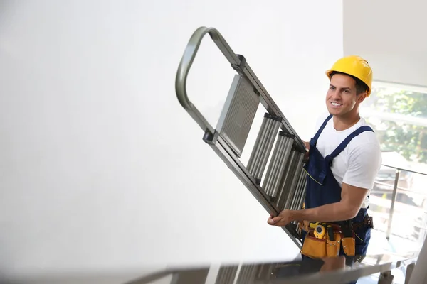 Professioneller Bauarbeiter Trägt Metallleiter Die Treppe Hinauf — Stockfoto