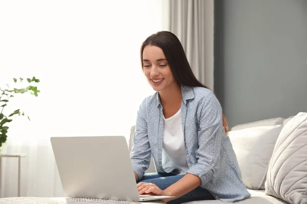 Evde Arama Yapmak Için Dizüstü Bilgisayar Kullanan Genç Bir Kadın — Stok fotoğraf
