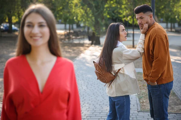 Nielojalny Mężczyzna Patrząc Inną Kobietę Podczas Spaceru Swoją Dziewczyną Parku — Zdjęcie stockowe