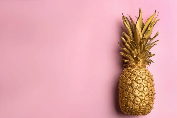 Vista Dall Alto Ananas Dorato Dipinto Sfondo Rosa Spazio Testo — Foto Stock