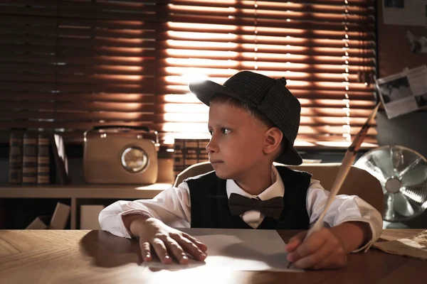 Lindo Detective Escribiendo Con Plumas Mesa Oficina —  Fotos de Stock