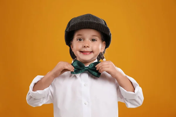 Lindo Detective Sombrero Sobre Fondo Amarillo —  Fotos de Stock