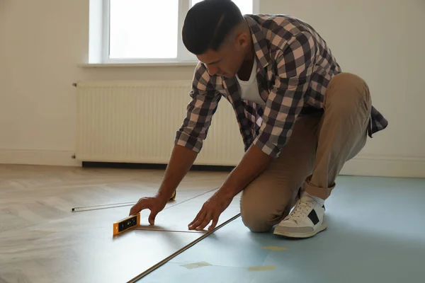 Professional Worker Installing New Parquet Flooring Indoors — Stock Photo, Image