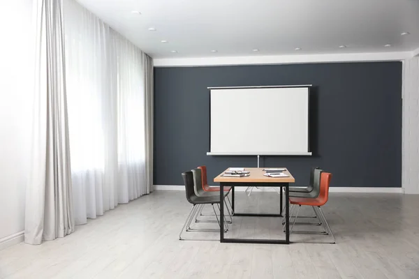 Interior Moderno Sala Reuniões Com Mesa Grande Tela Projeção — Fotografia de Stock