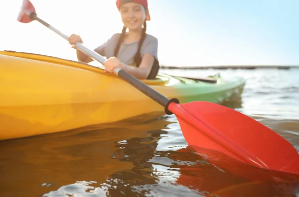 小女孩沿着河划船 把注意力集中在桨上 夏令营活动 — 图库照片