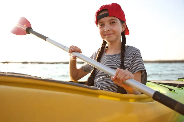 Glückliches Kleines Mädchen Beim Kajakfahren Auf Dem Fluss Aktivitäten Sommerlager — Stockfoto