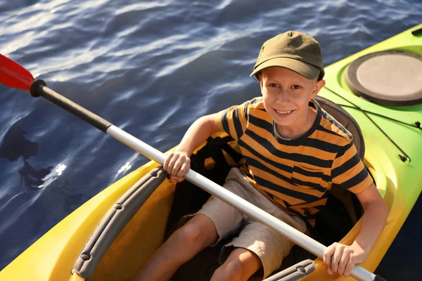 Ragazzino Felice Kayak Sul Fiume Sopra Vista Attività Nei Campi — Foto Stock