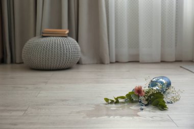 Odada kırık mavi cam vazo ve buket. Metin için boşluk