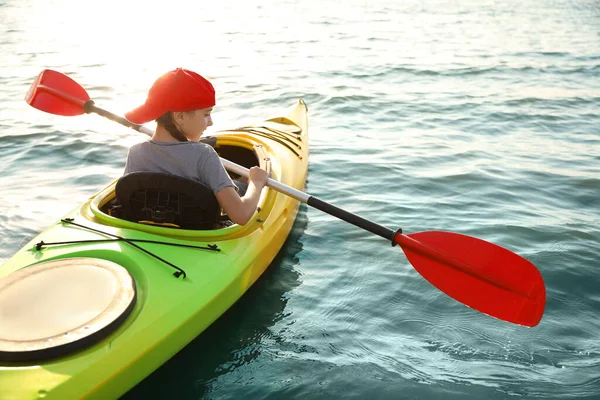 Liten Flicka Kajakpaddling Floden Bakifrån Sommarlägrets Aktivitet — Stockfoto