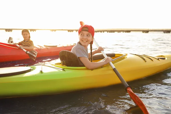 Niños Pequeños Haciendo Kayak Río Actividad Campamento Verano — Foto de Stock