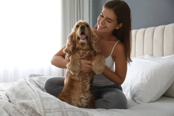 Ung Kvinna Och Hennes Engelska Cocker Spaniel Sängen Inomhus Djurvänligt — Stockfoto