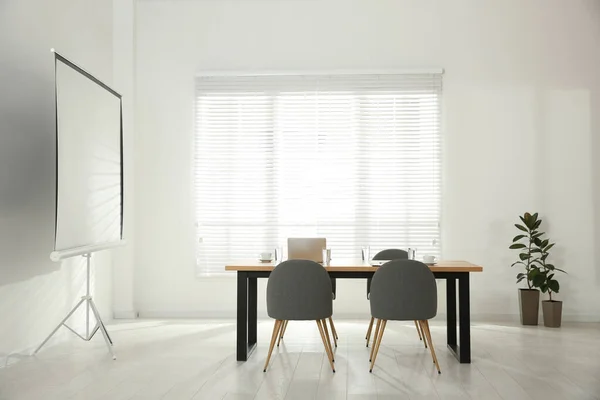 탁자와 비디오 화면이 회의실 — 스톡 사진