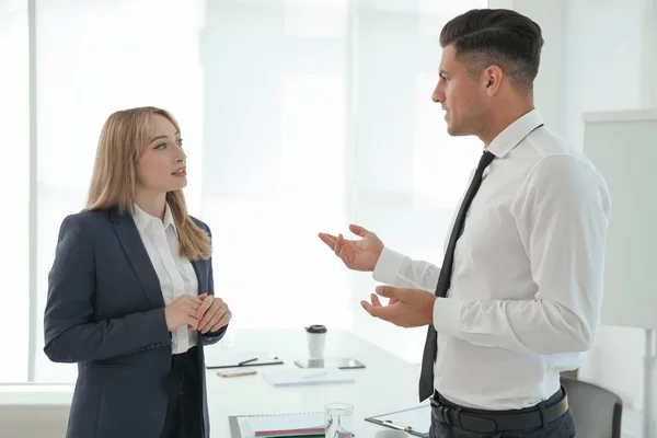 Kantoormedewerkers Aan Het Woord Tijdens Pauze — Stockfoto