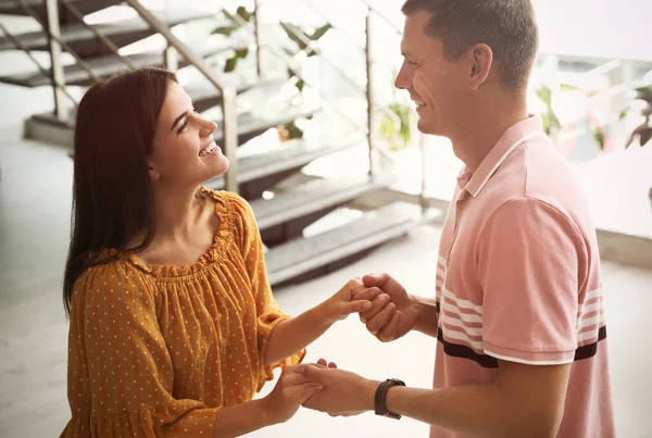 Mann Und Frau Unterhalten Sich Saal — Stockfoto