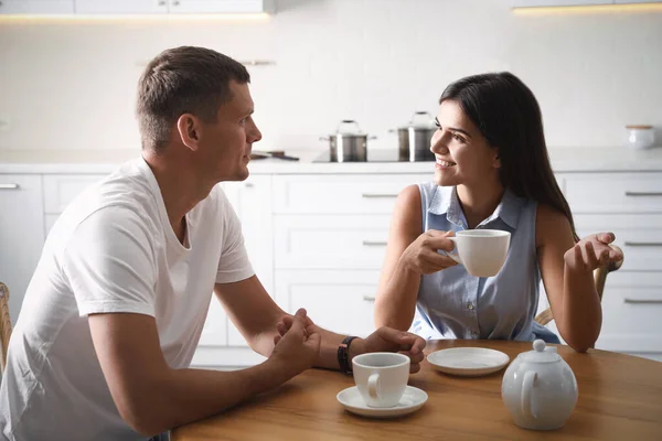 Mann Und Frau Beim Teetrinken Tisch Der Küche — Stockfoto