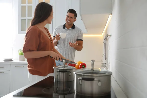 Homem Mulher Falando Enquanto Cozinha Cozinha — Fotografia de Stock