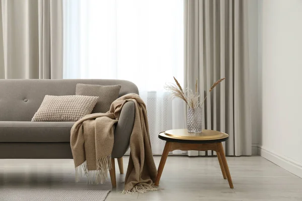 Graues Sofa Mit Kissen Fenster Stilvollem Wohnzimmerinterieur — Stockfoto