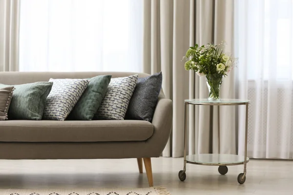 Sofa Mit Kissen Modernen Wohnzimmer — Stockfoto