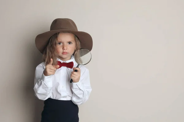 可愛いです小さな子供で帽子とともに虫眼鏡遊び探偵上のベージュ背景 スペースのためのテキスト — ストック写真