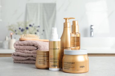 MYKOLAIV, UKRAINE - 08 Ağustos 2020: L 'Oreal saç bakım kozmetik ürünleri seti