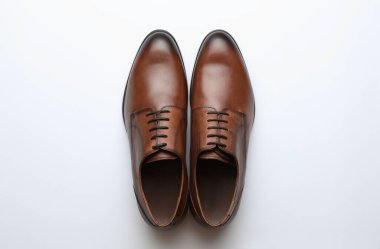 Beyaz arka planda düğün ayakkabıları, üst manzara