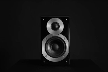 Siyah arkaplanda modern güçlü ses hoparlörü